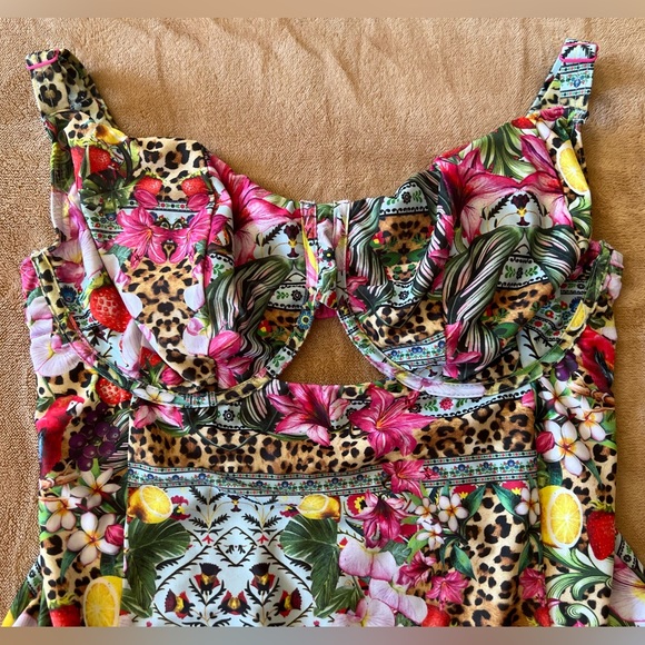 ASOS DESIGN Curve Underwired Swimsuit In Festival Tropical Print - Picture 11 of 13